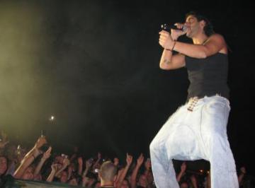 MELENDI PRESENTÓ EN CONCIERTO SU ÉXITO "MIENTRAS NO CUESTE TRABAJO"