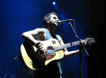 MELENDI PRESENTÓ EN CONCIERTO SU ÉXITO "MIENTRAS NO CUESTE TRABAJO"
