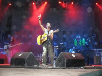 MELENDI PRESENTÓ EN CONCIERTO SU ÉXITO "MIENTRAS NO CUESTE TRABAJO"