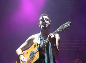 MELENDI PRESENTÓ EN CONCIERTO SU ÉXITO "MIENTRAS NO CUESTE TRABAJO"