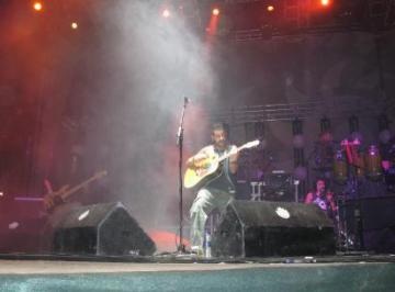 MELENDI PRESENTÓ EN CONCIERTO SU ÉXITO "MIENTRAS NO CUESTE TRABAJO"