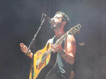 MELENDI PRESENTÓ EN CONCIERTO SU ÉXITO "MIENTRAS NO CUESTE TRABAJO"
