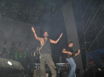 MELENDI PRESENTÓ EN CONCIERTO SU ÉXITO "MIENTRAS NO CUESTE TRABAJO"