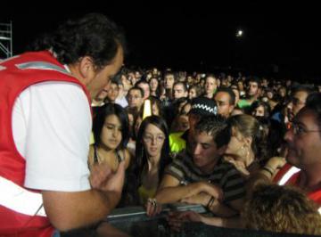 MELENDI PRESENTÓ EN CONCIERTO SU ÉXITO "MIENTRAS NO CUESTE TRABAJO"