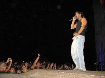 MELENDI PRESENTÓ EN CONCIERTO SU ÉXITO "MIENTRAS NO CUESTE TRABAJO"