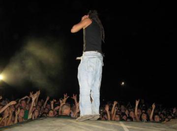 MELENDI PRESENTÓ EN CONCIERTO SU ÉXITO "MIENTRAS NO CUESTE TRABAJO"