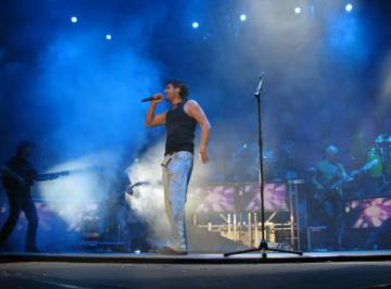 MELENDI PRESENTÓ EN CONCIERTO SU ÉXITO "MIENTRAS NO CUESTE TRABAJO"