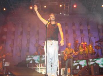 MELENDI PRESENTÓ EN CONCIERTO SU ÉXITO "MIENTRAS NO CUESTE TRABAJO"