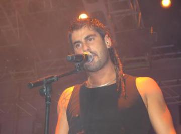 MELENDI PRESENTÓ EN CONCIERTO SU ÉXITO "MIENTRAS NO CUESTE TRABAJO"