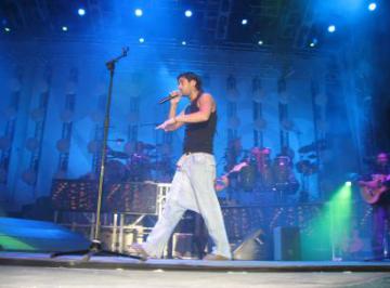 MELENDI PRESENTÓ EN CONCIERTO SU ÉXITO "MIENTRAS NO CUESTE TRABAJO"