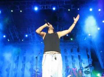 MELENDI PRESENTÓ EN CONCIERTO SU ÉXITO "MIENTRAS NO CUESTE TRABAJO"