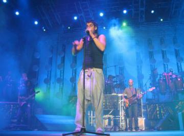 MELENDI PRESENTÓ EN CONCIERTO SU ÉXITO "MIENTRAS NO CUESTE TRABAJO"