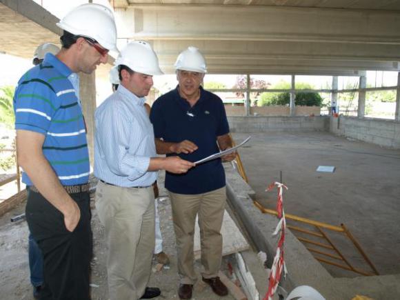EL ALCALDE DE MORALEJA Y EL CONCEJAL DE DEPORTES VISITAN LAS OBRAS DE LA PISCINA CLIMATIZADA