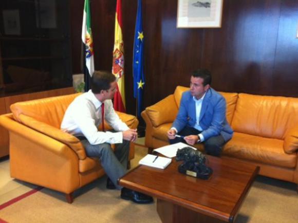 EL ALCALDE DE MORALEJA SE REUNE CON EL SECRETARIO GENERAL DE EMPLEO Y ACTIVIDAD EMPRESARIAL