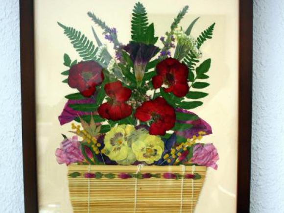 EXPOSICIÓN DE CUADROS REALIZADOS CON FLORES SECAS