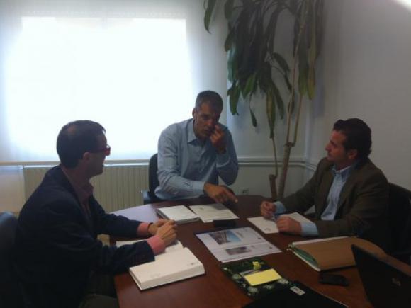 EL ALCALDE DE MORALEJA Y EL CONCEJAL DE DEPORTES SE REUNEN CON EL D.G. DE DEPORTES
