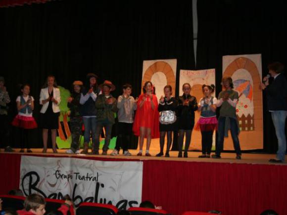 GRUPO BAMBALINAS C.P.CERVANTES ESCENIFICA "CAPERUCITA ROJA"