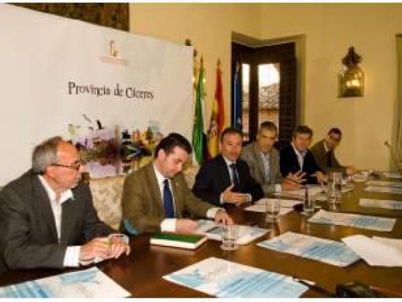 EL PRESIDENTE DE LA DIPUTACIÓN, EL ALCALDE Y EL D.G DEPORTES PRESENTAN EL CAMPEONATO DE VELA