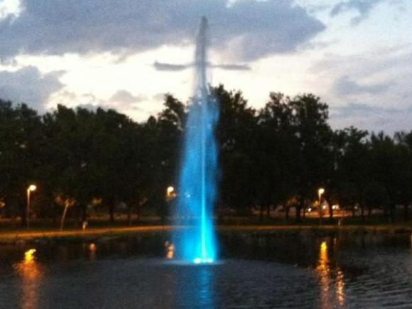 PUESTA EN MARCHA DE LA FUENTE-GEISER EN EL RÍO RIVERA DE GATA DE MORALEJA.