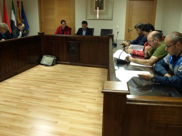 FIRMA DE CONVENIOS PARA EL DESARROLLO DE LAS ESCUELAS DEPORTIVAS 2013/2014 DE MORALEJA