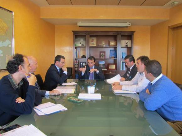 EL ALCALDE DE MORALEJA, PEDRO CASELLES, SE REUNE CON EL PRESIDENTE DE LA CHT.