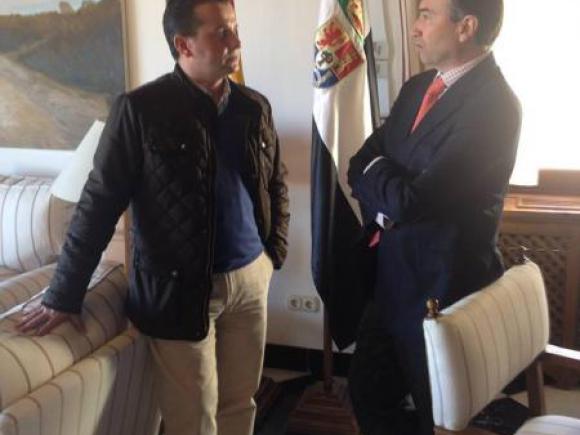 EL ALCALDE DE MORALEJA MANTIENE UNA REUNIÓN DE TRABAJO CON EL PRESIDENTE DE LA DIPUTACIÓN