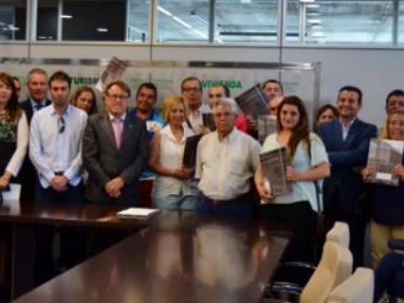 EL CONSEJERO DE VIVIENDA, VICTOR DEL MORAL, ENTREGA  VIVIENDAS DE PROMOCIÓN PÚBLICA.