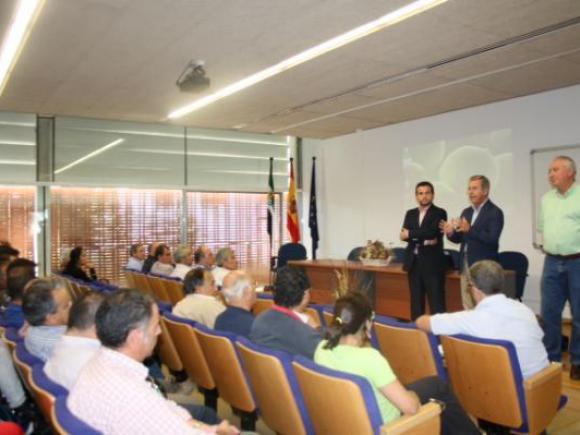 AGRICULTORES DE MORALEJA RECIBEN ASESORAMIENTO DE CICYTEX SOBRE VARIEDADES DE MAÍZ