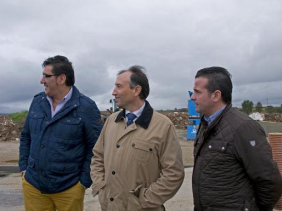 EL PRESIDENTE DE LA DIPUTACIÓN Y EL ALCALDE VISITAN LA PLANTA DE TRANSFERENCIA DE RESIDUOS EL PRESIDENTE DE LA DIPUTACIÓN Y EL ALCALDE VISITAN LA PLANTA DE TRANSFERENCIA DE RESIDUOS