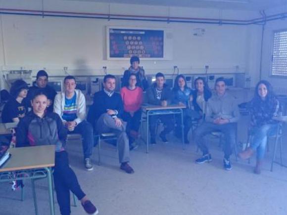 EL ALCALDE DE MORALEJA, PEDRO CASELLES, VISITA EL TALLER “TEENEMPRENDE” DEL IES JÁLAMA.