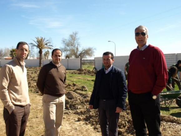 AVANZAN LAS OBRAS DE AMPLIACIÓN DE LA ZONA VERDE EN LAS PISCINAS MUNICIPALES 