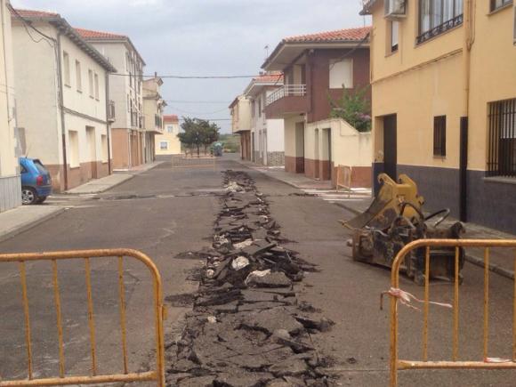 COMIENZAN NUEVAS OBRAS DE MEJORA DE REDES Y PAVIMENTACIONES EN DIFERENTES CALLES DEL MUNICIPIO