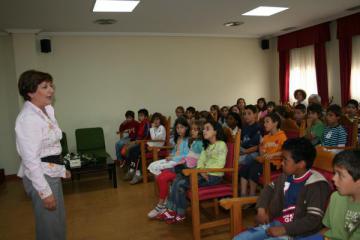 LA ALCALDESA RECIBE  A UN GRUPO DE NIÑOS PORTUGUESES