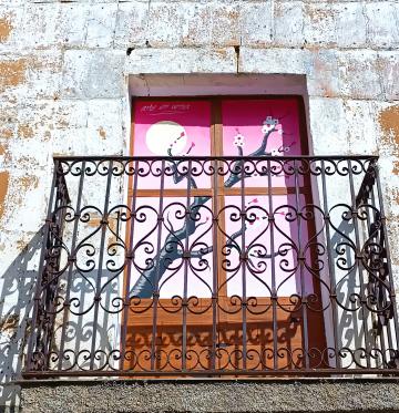 Moraleja, el pueblo de las puertas pintadas