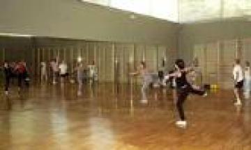 COMIENZAN LAS ESCUELAS DEPORTIVAS DE YOGA, GIMNASIA PARA ADULTOS Y AERÓBIC-STEP EN MORALEJA