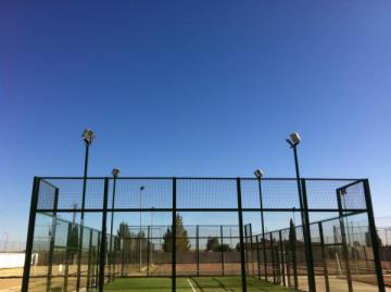LA PISTA DE PADEL DE MORALEJA CON ILUMINACIÓN ELÉCTRICA