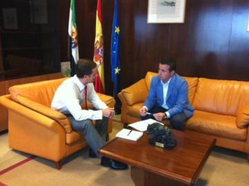EL ALCALDE DE MORALEJA SE REUNE CON EL SECRETARIO GENERAL DE EMPLEO Y ACTIVIDAD EMPRESARIAL
