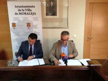 EL ALCALDE Y EL DIRECTOR DE  "AGUAS FONTE SANTA" FIRMAN  CONVENIO DE BALNEOTERAPIA.
