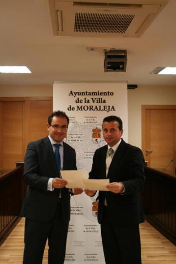 EL AYUNTAMIENTO Y LA CAIXA FIRMAN UN CONVENIO DE INSERCIÓN SOCIAL PARA AYUDAR A FAMILIAS NECESITADAS