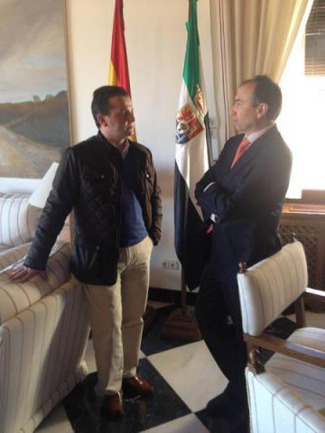 EL ALCALDE DE MORALEJA MANTIENE UNA REUNIÓN DE TRABAJO CON EL PRESIDENTE DE LA DIPUTACIÓN