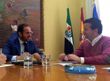 EL ALCALDE DE MORALEJA MANTIENE UNA REUNIÓN CON EL COORDINADOR GENERAL DE PRESIDENCIA DEL GOBEX.