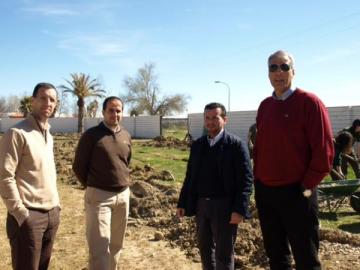 AVANZAN LAS OBRAS DE AMPLIACIÓN DE LA ZONA VERDE EN LAS PISCINAS MUNICIPALES 