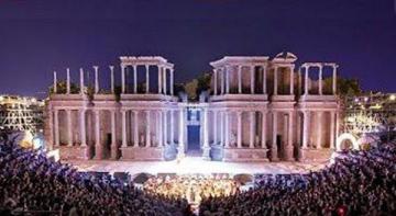 MORALEJA VIAJA AL TEATRO ROMANO DE MÉRIDA A PRESENCIAR LA OBRA "FEDRA"