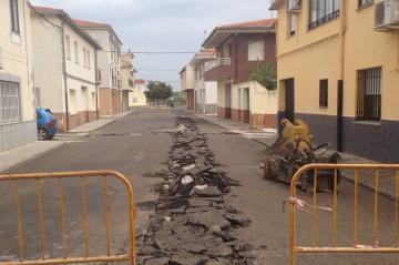 COMIENZAN NUEVAS OBRAS DE MEJORA DE REDES Y PAVIMENTACIONES EN DIFERENTES CALLES DEL MUNICIPIO